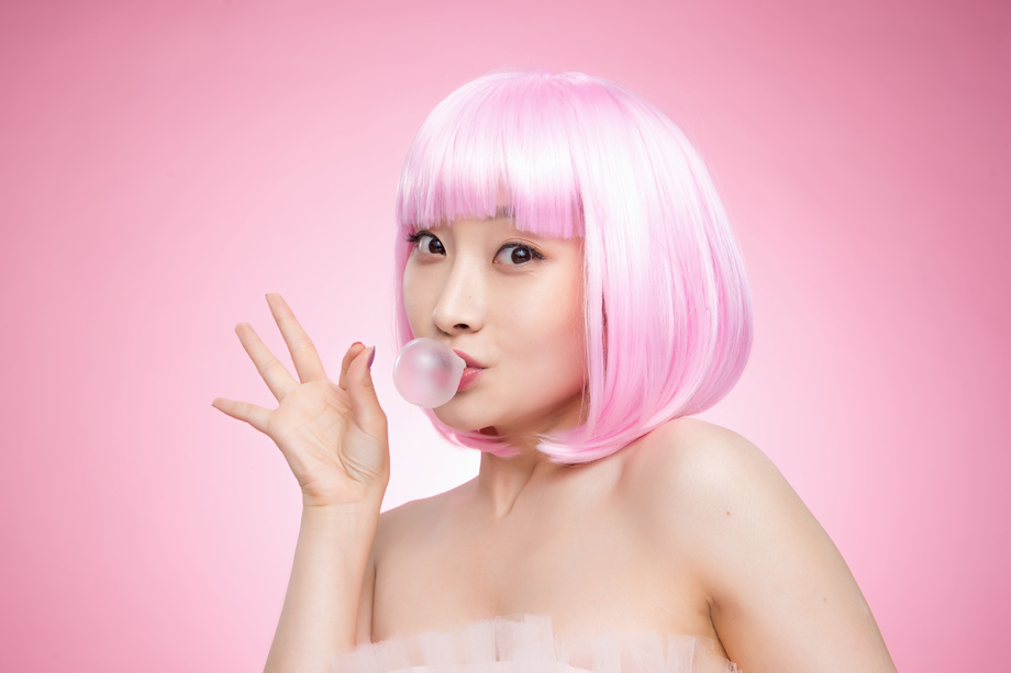 吹泡泡糖的年轻女孩
