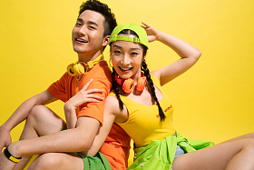 背靠背坐着的时尚青年情侣图片