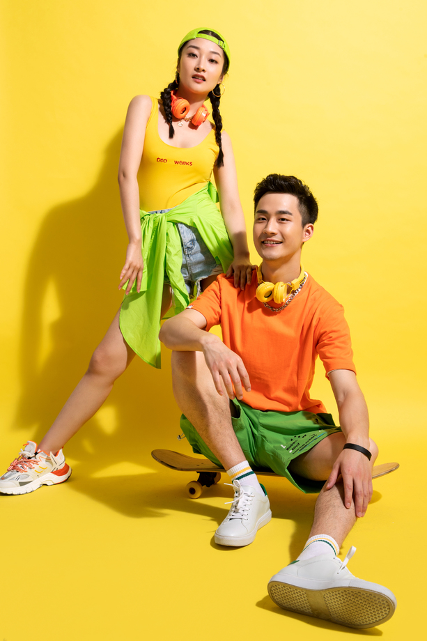 快乐的青年伴侣一起玩滑板 快乐的青年伴侣一起玩滑板