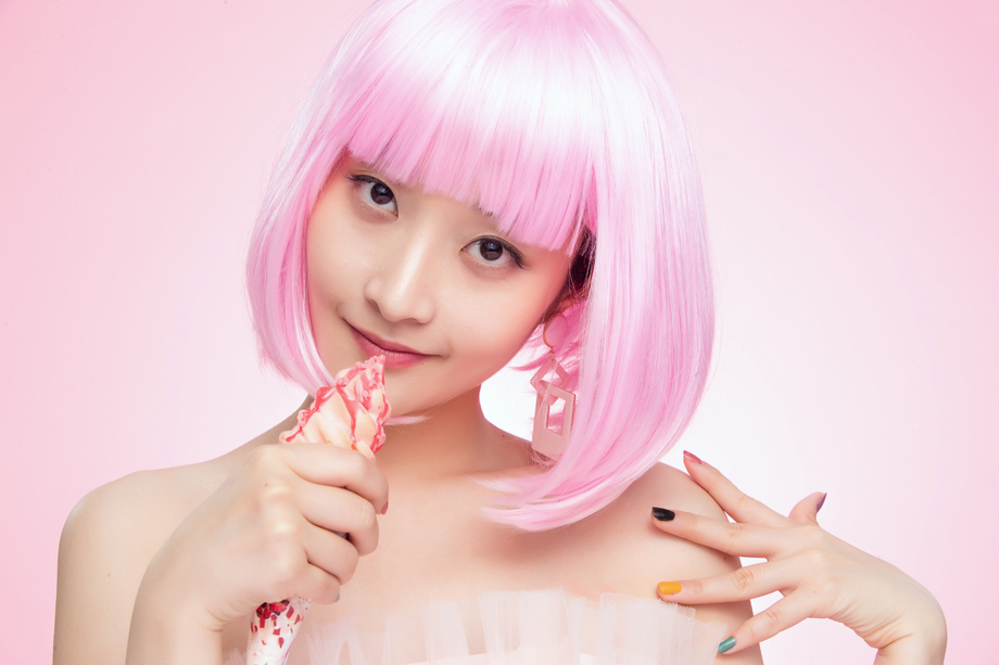 漂亮自信的女孩拿着冰淇淋照片