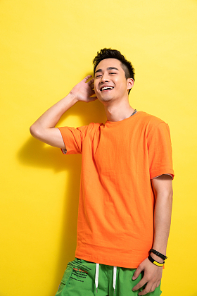 快乐阳光的年轻男人图片