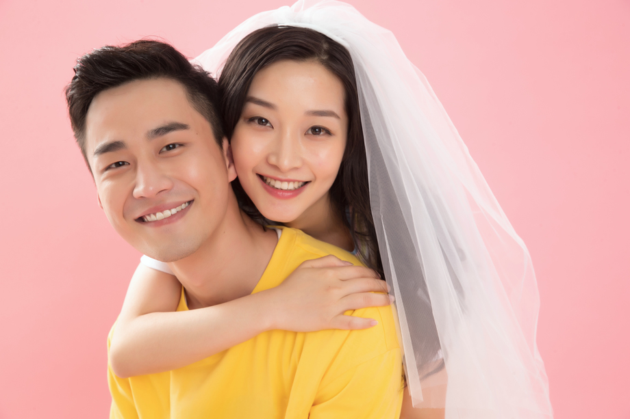 甜蜜幸福的青年伴侣图片