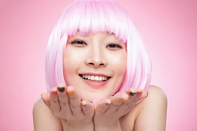 捧着脸的青年女人