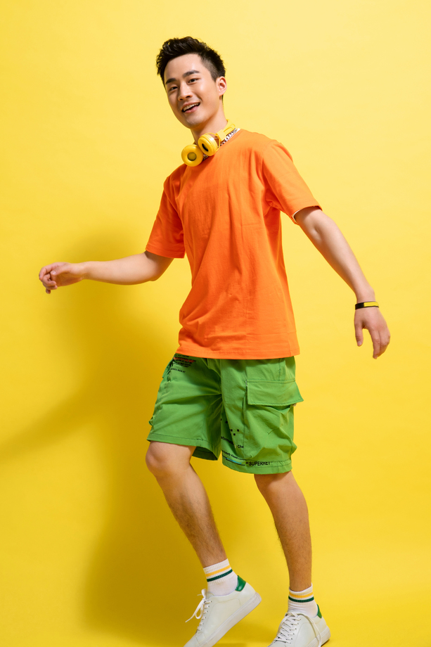 快乐的活力青年男人
