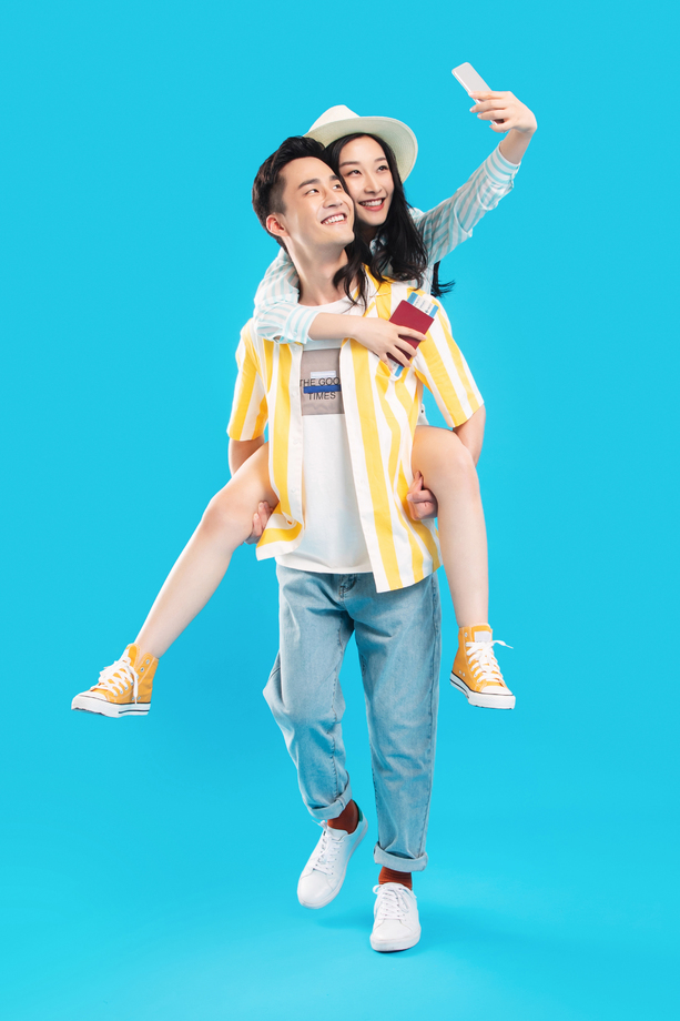 青年男人背着女朋友用手机自拍 青年男人背着女朋友用手机自拍