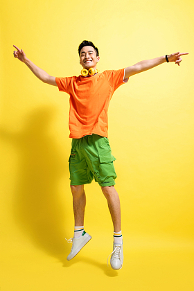 充满活力的青年男人照片