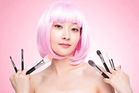 手指夹满化妆刷的个性女孩