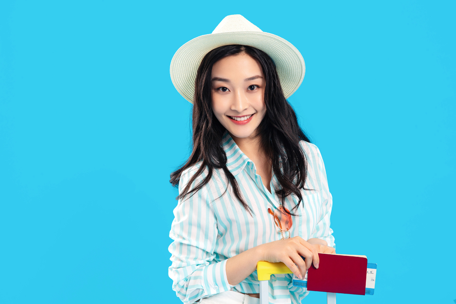 拿着护照机票的年轻女孩 拿着护照机票的年轻女孩