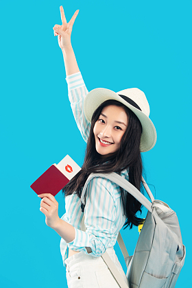 拿着护照机票的年轻女孩图片