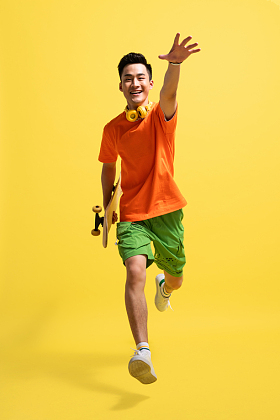 拿着滑板的活力青年男人