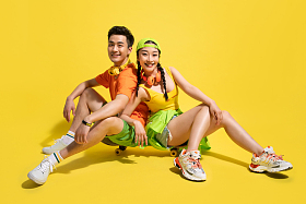 坐在滑板上的时尚青年情侣图片