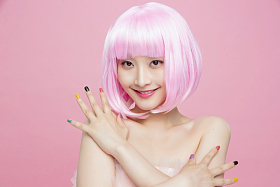 涂着彩色指甲油的漂亮女人照片