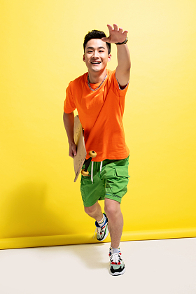 拿着滑板奔跑的青年男人