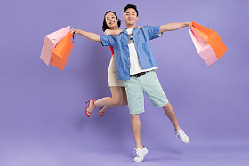 活力的青年情侣拎着购物袋图片