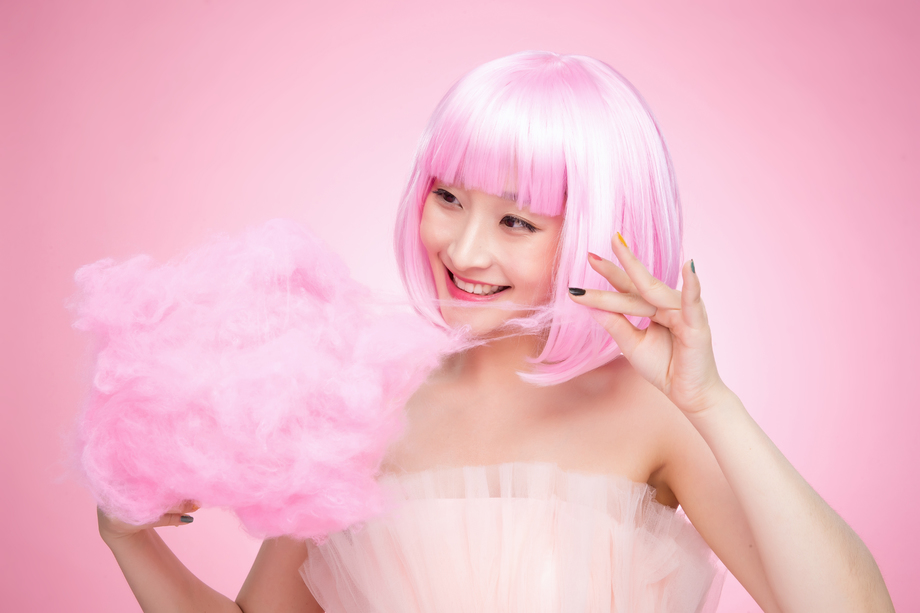 拿着棉花糖的漂亮青年女人 拿着棉花糖的漂亮青年女人