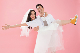 幸福的青年男人抱起女朋友