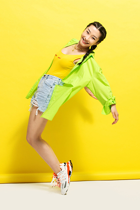 时尚个性的年轻女人