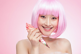 漂亮自信的女孩拿着冰淇淋