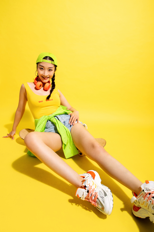 坐在滑板上休息的青年女人图片 坐在滑板上休息的青年女人图片
