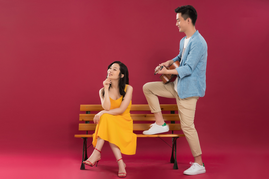 弹吉他给女朋友听的青年男人图片 弹吉他给女朋友听的青年男人图片