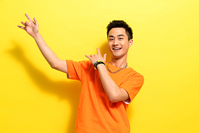 快乐的年轻男人照片