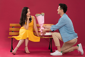 浪漫的青年男人给女朋友送花图片