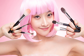 手指夹满化妆刷的个性女孩