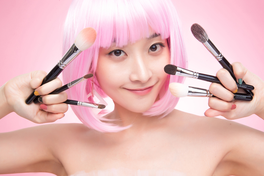 手指夹满化妆刷的个性女孩