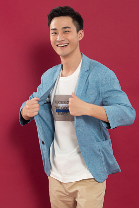 自信的青年男人