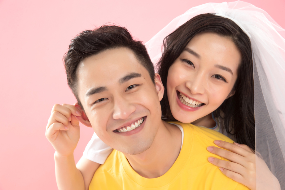 嬉戏的亲密青年伴侣