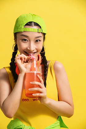 快乐的年轻女人喝饮料照片