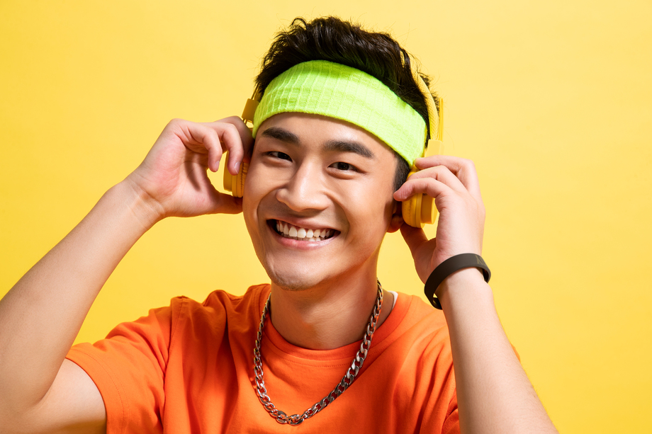 听音乐的嘻哈男孩