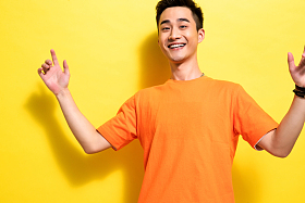 快乐阳光的年轻男人图片