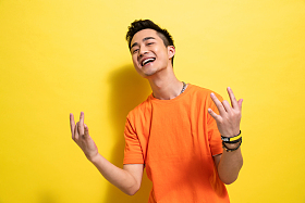 做手势的快乐青年男人