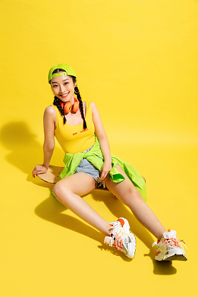 坐在滑板上休息的青年女人