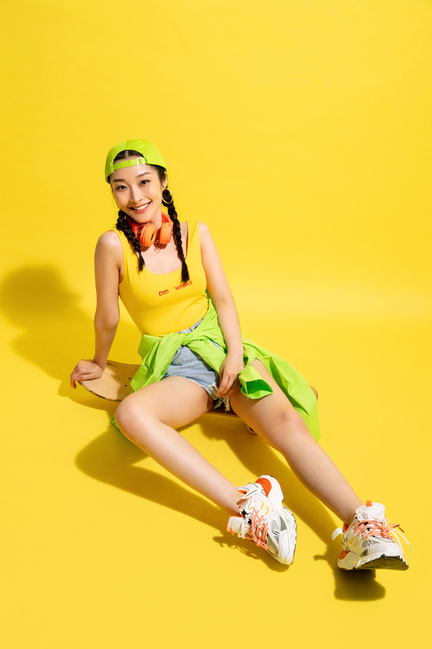 坐在滑板上休息的青年女人