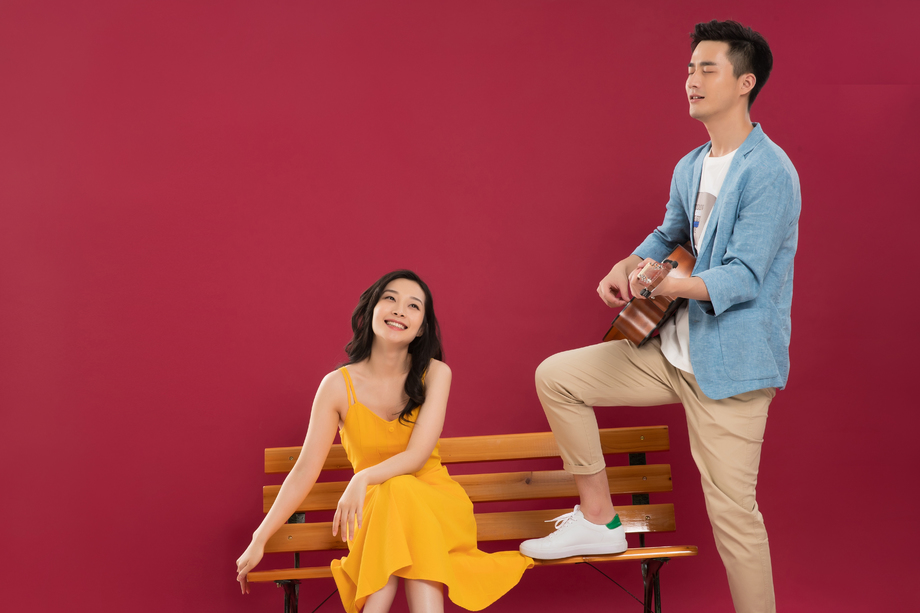 弹吉他给女朋友听的青年男人图片 弹吉他给女朋友听的青年男人图片