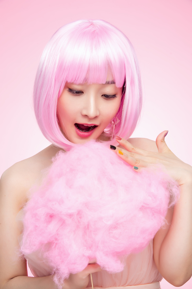 拿着棉花糖的漂亮青年女人图片