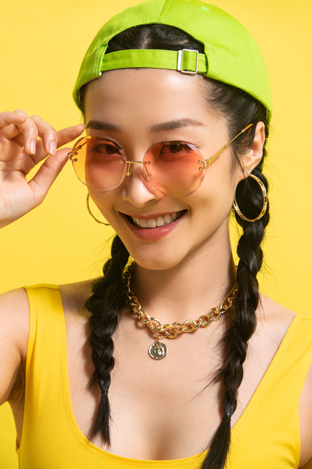 手扶墨镜的时尚年轻女孩 手扶墨镜的时尚年轻女孩