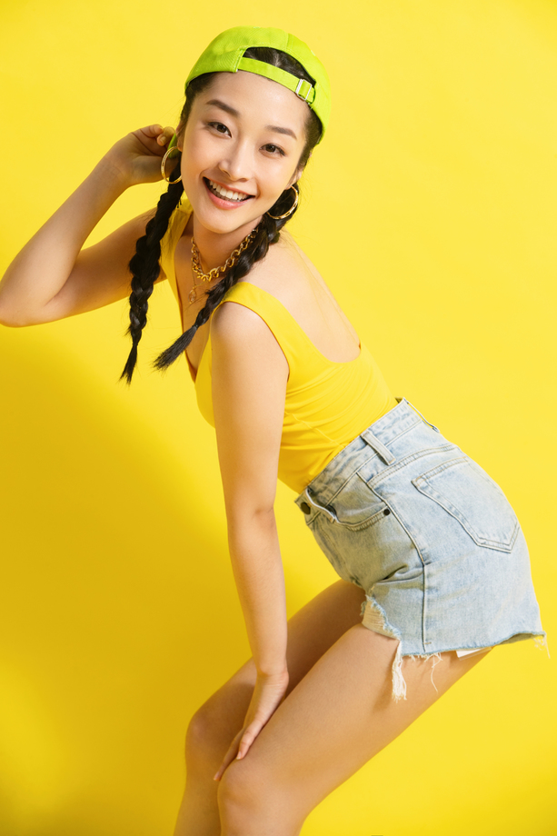 快乐时尚的年轻女孩图片