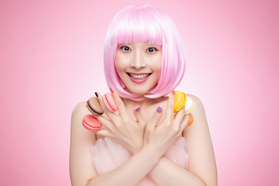 手指夹满马卡龙的时尚女孩图片 手指夹满马卡龙的时尚女孩图片