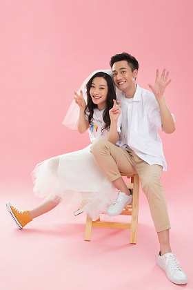 卖萌的年轻伴侣照片