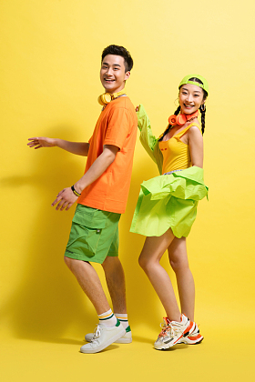 快乐的青年伴侣玩耍图片