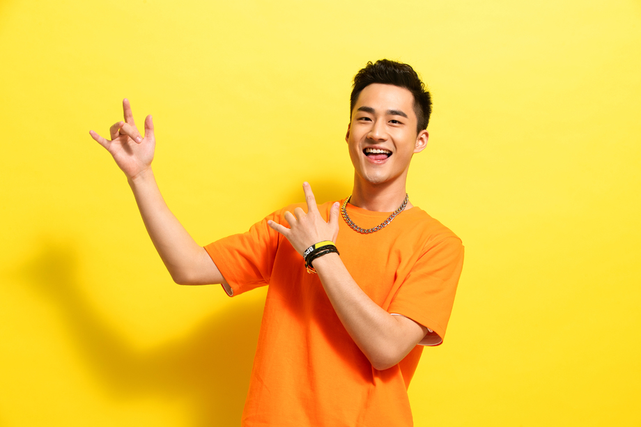 快乐阳光的年轻男人图片 快乐阳光的年轻男人图片