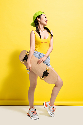拿着滑板的青年女人图片