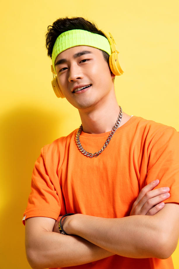 听音乐的嘻哈男孩