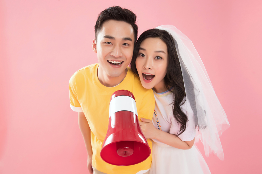 时尚青年伴侣拿着扩音器图片