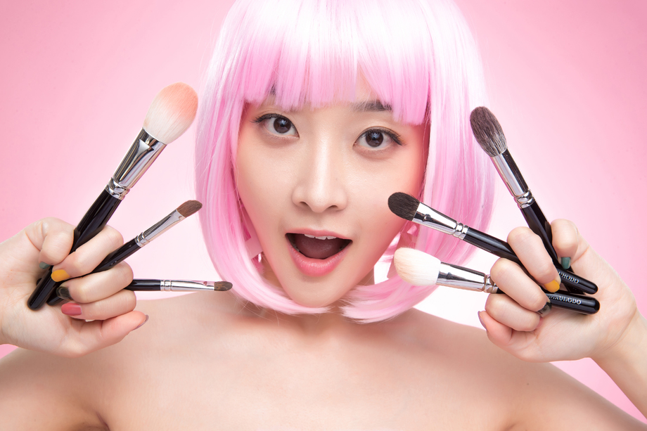 手指夹满化妆刷的个性女孩