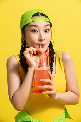 喝饮料的快乐年轻女人图片
