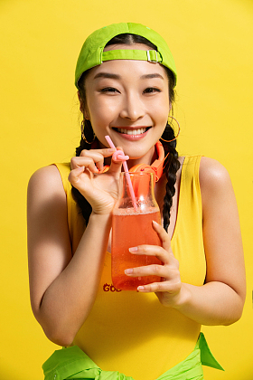 喝饮料的快乐年轻女人图片